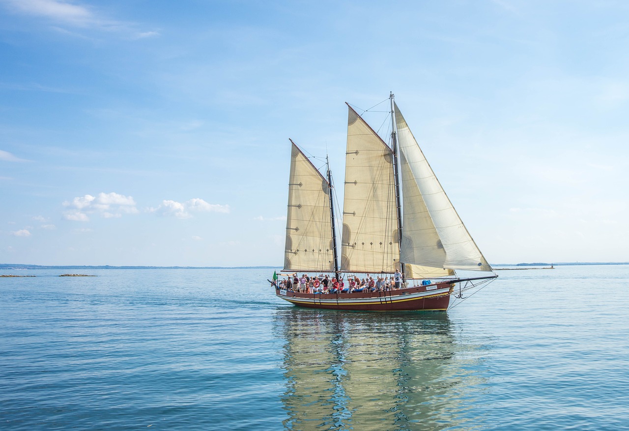 ¿Cómo se llama el barco de vela con dos palos?