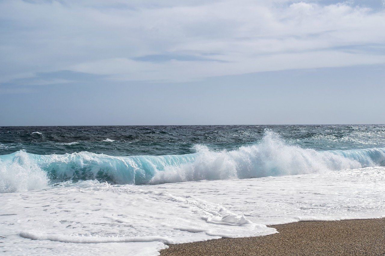 ¿Por qué el mar tiene olas y los lagos no?